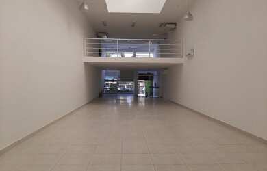 Imagem: O depósito possui 5 Vagas na garagem, 440m² de Área e está