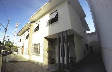 Imagem: O depósito possui 4 Vagas na garagem, 178m² de Área e está