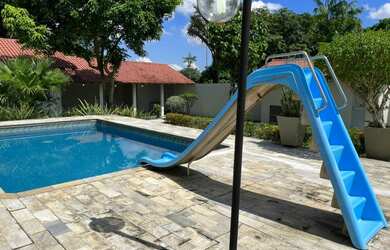 Imagem: A casa possui 5 Dormitórios, 5 Banheiros, 5 Vagas na garagem