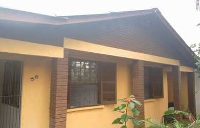 Imagem: A casa possui 2 Dormitórios, 1 Banheiro, 2 Vagas na garagem