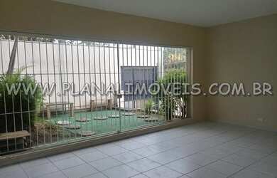 Imagem: A casa possui 3 Dormitórios, 4 Banheiros, 5 Vagas na garagem