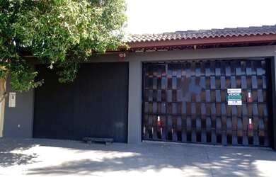 Imagem: A casa possui 3 Dormitórios, 2 Banheiros, 4 Vagas na garagem