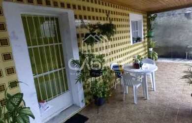 Imagem: A casa possui 5 Dormitórios, 3 Banheiros, 3 Vagas na garagem