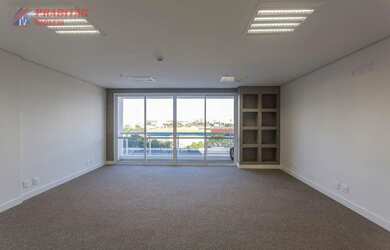 Imagem: O depósito possui 1 Vaga na garagem e 43m² de Área e está