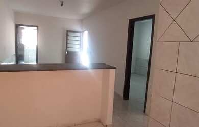 Imagem: A casa possui 3 Dormitórios, 1 Banheiro, 1 Vaga na garagem