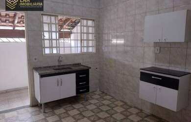 Imagem: A casa possui 2 Dormitórios, 1 Banheiro, 1 Vaga na garagem