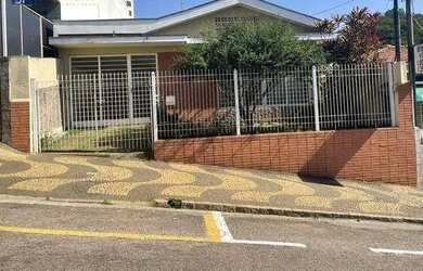 Imagem: A casa possui 3 Dormitórios, 3 Banheiros, 4 Vagas na garagem
