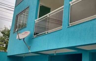 Imagem: A casa possui 2 Dormitórios, 1 Banheiro, 2 Vagas na garagem