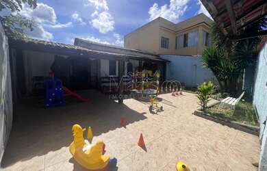 Imagem: A casa possui 3 Dormitórios, 1 Banheiro, 1 Vaga na garagem