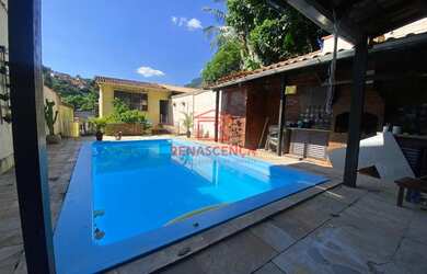 Imagem: A casa possui 4 Dormitórios, 5 Banheiros, 1 Vaga na garagem