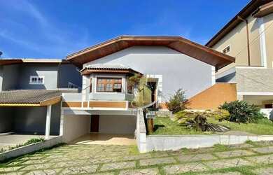 Imagem: A casa em condomínio possui 4 Dormitórios, 5 Banheiros, 2