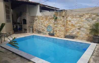 Imagem: A casa possui 3 Dormitórios, 1 Banheiro, 3 Vagas na garagem