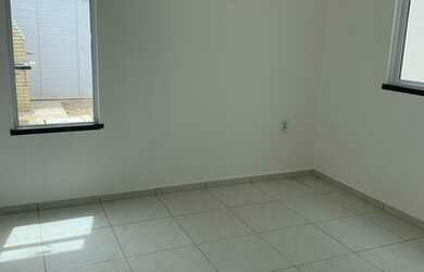 Imagem: A casa possui 2 Dormitórios, 2 Banheiros, 2 Vagas na garagem