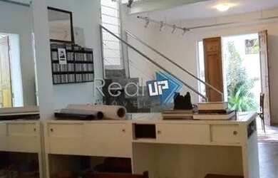 Imagem: A casa possui 2 Dormitórios, 2 Banheiros, 2 Vagas na garagem