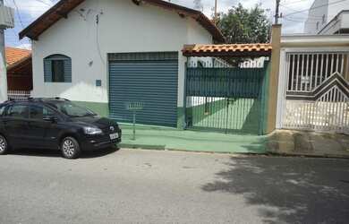 Imagem: A casa possui 4 Dormitórios, 1 Banheiro, 5 Vagas na garagem