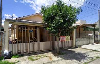 Imagem: A casa possui 3 Dormitórios, 2 Banheiros, 2 Vagas na garagem