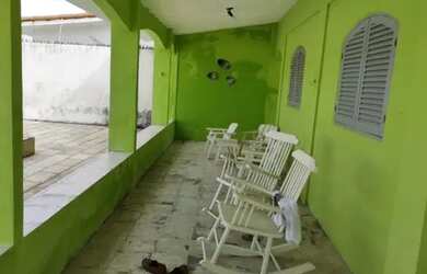 Imagem: A casa possui 4 Dormitórios, 4 Banheiros, 2 Vagas na garagem