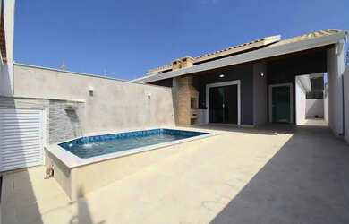 Imagem: A casa possui 3 Dormitórios, 2 Banheiros, 1 Vaga na garagem