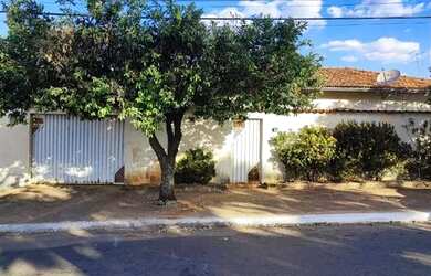 Imagem: A casa possui 4 Dormitórios, 3 Banheiros, 2 Vagas na garagem