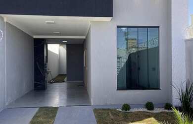 Imagem: A casa possui 3 Dormitórios, 2 Banheiros, 2 Vagas na garagem