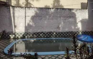 Imagem: A casa possui 3 Dormitórios, 2 Banheiros, 2 Vagas na garagem