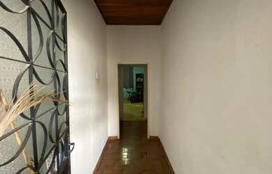 Imagem: A casa possui 3 Dormitórios, 3 Banheiros, 2 Vagas na garagem