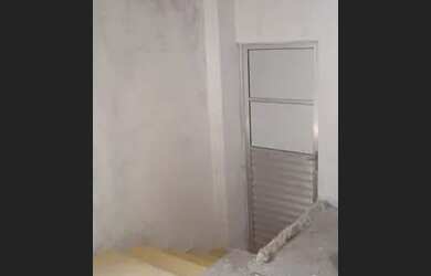 Imagem: A casa possui 2 Dormitórios, 1 Banheiro e está localizado