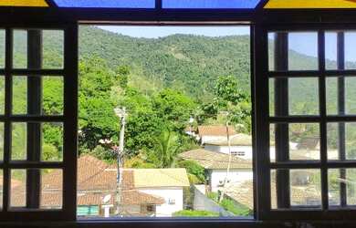 Imagem: A casa possui 4 Dormitórios, 2 Banheiros, 1 Vaga na garagem