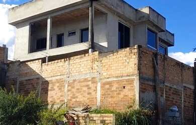 Imagem: A casa possui 4 Dormitórios e está localizado em Senador