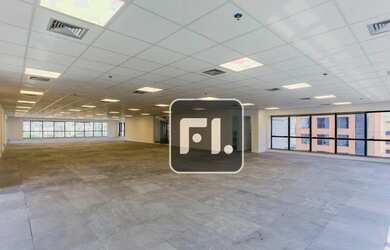 Imagem: O depósito possui 5 Vagas na garagem e 400m² de Área e está