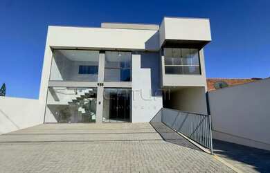 Imagem: O depósito possui 4 Vagas na garagem, 203m² de Área e está