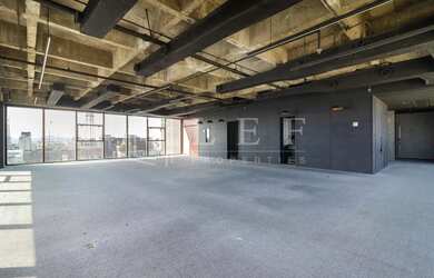 Imagem: O depósito possui 4 Vagas na garagem, 168m² de Área e está