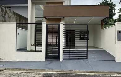 Imagem: A casa possui 3 Dormitórios, 2 Banheiros, 2 Vagas na garagem