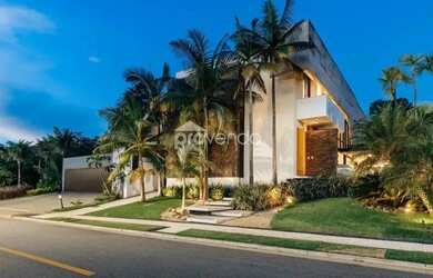 Imagem: A casa possui 4 Dormitórios, 5 Banheiros, 4 Vagas na garagem