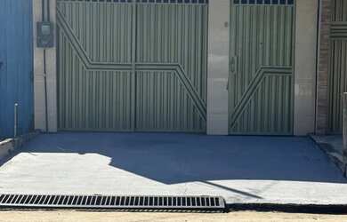 Imagem: A casa possui 3 Dormitórios, 3 Banheiros, 2 Vagas na garagem