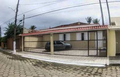 Imagem: A casa possui 4 Dormitórios, Acomodam 20 pessoas, 4 Vagas na