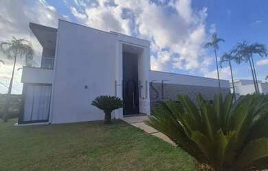 Imagem: A casa em condomínio possui 4 Dormitórios, 5 Banheiros, 5