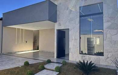 Imagem: A casa possui 3 Dormitórios, 2 Banheiros, 4 Vagas na garagem