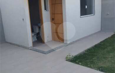 Imagem: A casa possui 2 Dormitórios, 1 Banheiro, 2 Vagas na garagem