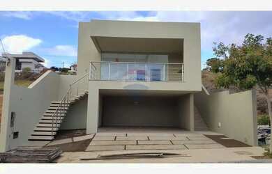 Imagem: A casa possui 3 Dormitórios, 4 Banheiros, 2 Vagas na garagem