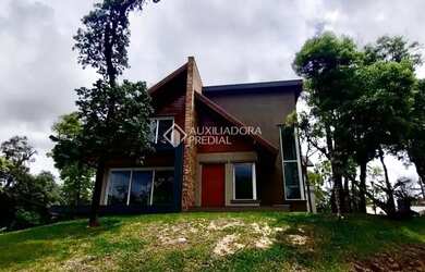 Imagem: A casa possui 3 Dormitórios, 3 Banheiros e 263m² de Área