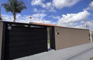 Imagem: A casa possui 3 Dormitórios, 2 Banheiros, 3 Vagas na garagem
