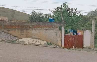 Imagem: A casa possui 2 Dormitórios e 1 Banheiro e está localizado