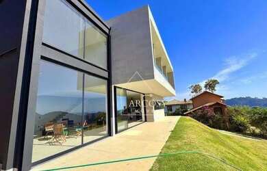 Imagem: A casa em condomínio possui 4 Dormitórios, 5 Banheiros, 3