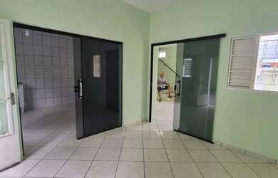 Imagem: A casa possui 3 Dormitórios, 4 Banheiros, 2 Vagas na garagem