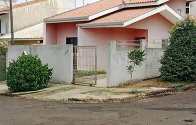 Imagem: A casa possui 3 Dormitórios, 3 Banheiros, 4 Vagas na garagem