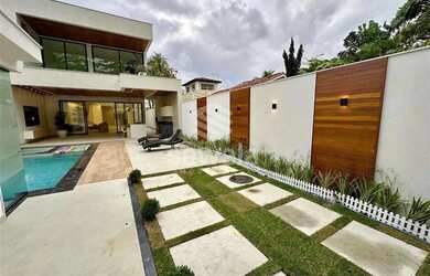 Imagem: A casa possui 4 Dormitórios, 5 Banheiros, 2 Vagas na garagem