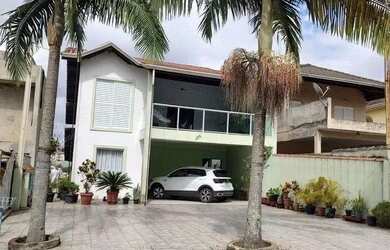 Imagem: A casa em condomínio possui 5 Dormitórios, 3 Banheiros, 5