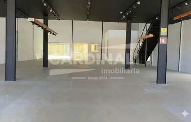 Imagem: O depósito possui 5 Vagas na garagem, 487m² de Área e está