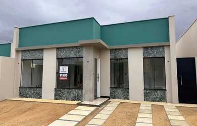 Imagem: A casa possui 3 Dormitórios, 1 Banheiro, 2 Vagas na garagem